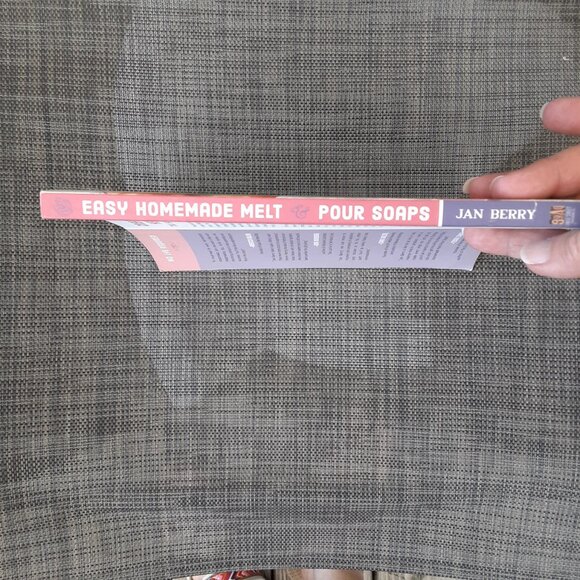 Easy Homemade Melt & Pour Soaps By Jan Berry 192 Pages Natural Essential Oils - Picture 3 of 5